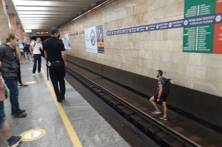 В Киеве пьяный мужчина остановил движение поездов в метро, видео