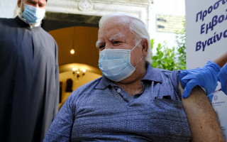 Греция начинает обязательное тестирование для невакцинированных работников