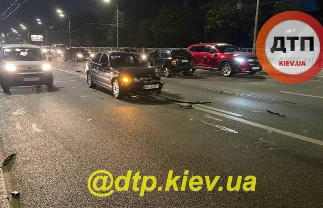 У Києві під час аварійного паркування сталася ДТП