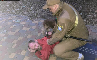 У Києві неадекват кидався з кулаками на жінку