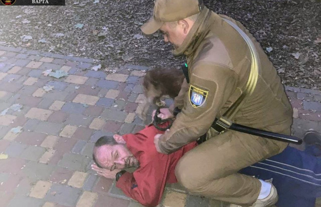 У Києві неадекват кидався з кулаками на жінку