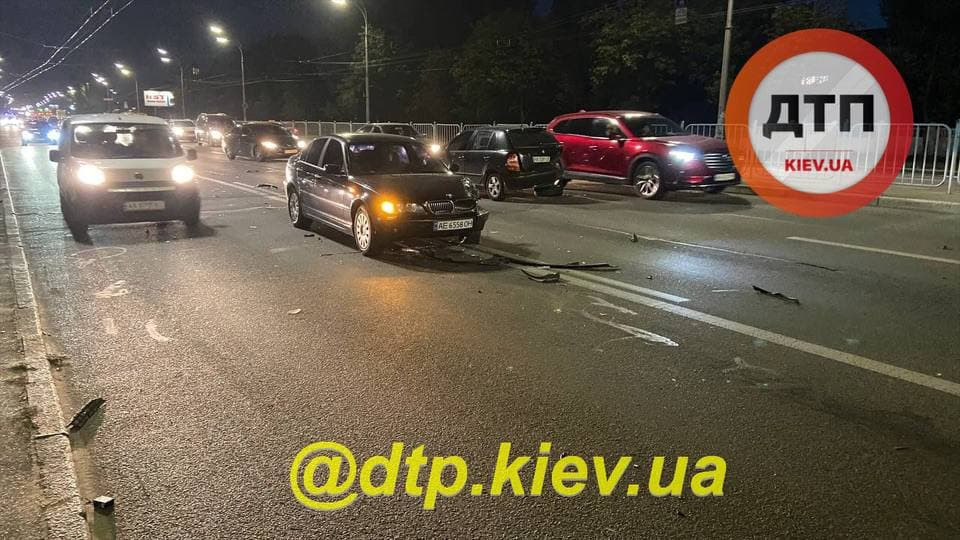 У Києві під час аварійного паркування сталася ДТП