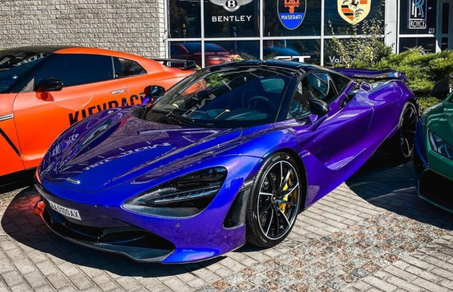 В Украине заметили крутую парковку с суперкарами на миллион долларов