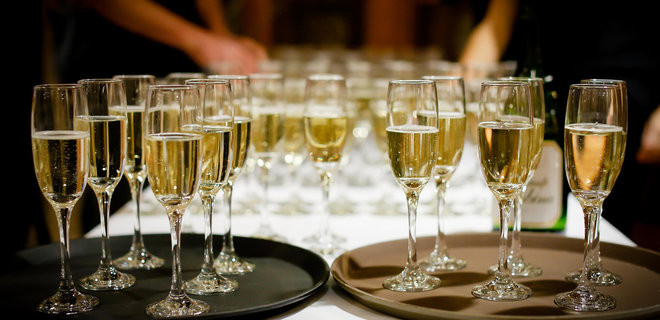 Производители шампанского во Франции согласились называть его «игристым» на территории РФ