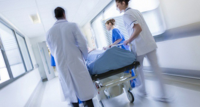 В Киеве мужчина отказался ехать в больницу и умер от осложнений коронавируса