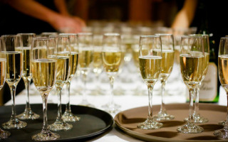 Производители шампанского во Франции согласились называть его «игристым» на территории РФ
