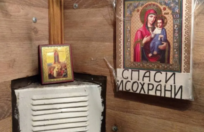 В Киеве в лифте многоэтажки повесили иконы: фото