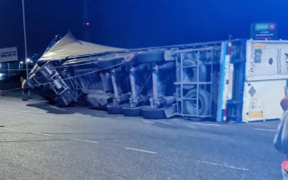 На трассе Киев — Харьков перевернулся грузовик, фото