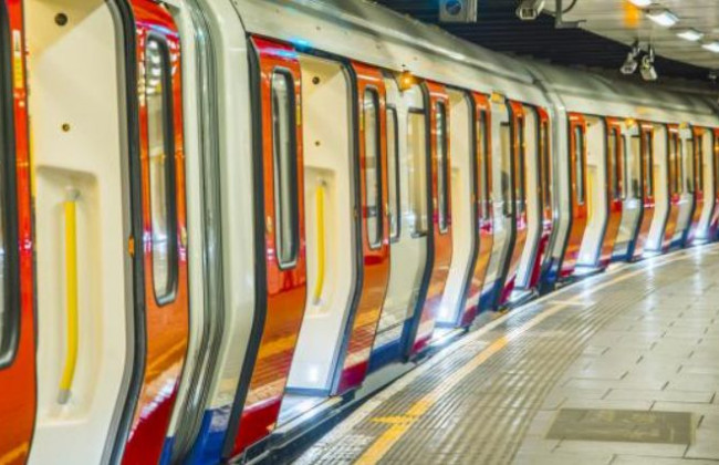 Случаются даже смерти: лондонцы падают в метро из-за страха заразиться COVID-19