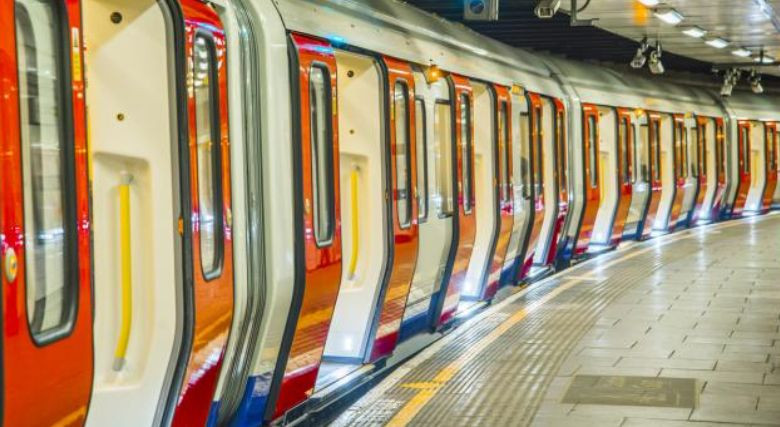Случаются даже смерти: лондонцы падают в метро из-за страха заразиться COVID-19