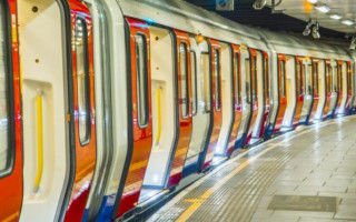 Случаются даже смерти: лондонцы падают в метро из-за страха заразиться COVID-19