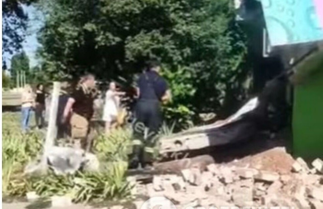 В Херсоне бетонная плита посреди белого дня рухнула на мужчину: подробности инцидента