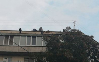 В Киеве подростков застали за опасным занятием, фото