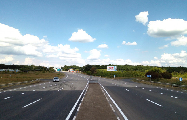 На дорогах Харьковской области обновляют разметку