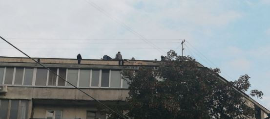 В Киеве подростков застали за опасным занятием, фото