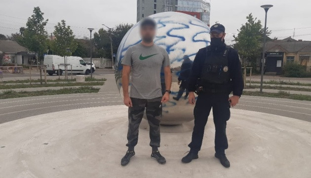 Під Києвом вандал пошкодив пам’ятник Героям боротьби за незалежність