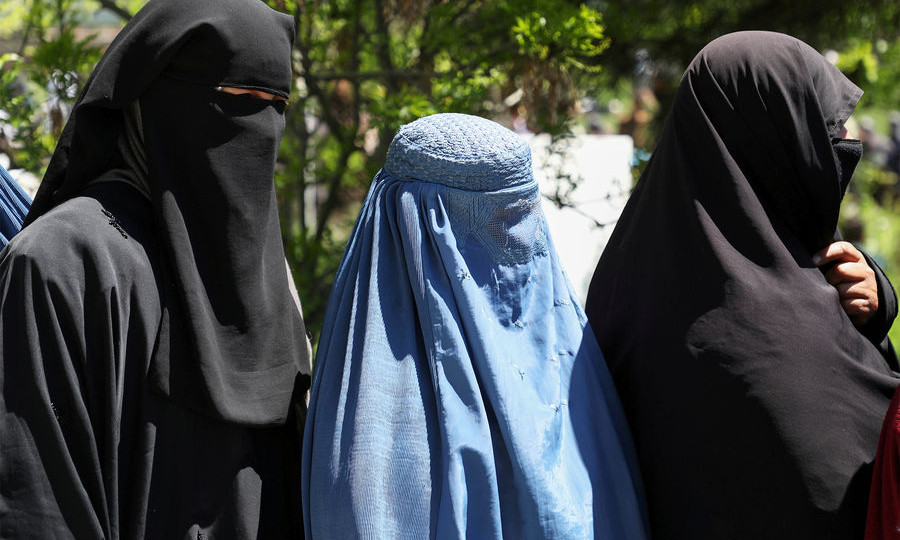 Нарушение прав человека: талибов призвали разрешить девочкам ходить в школы
