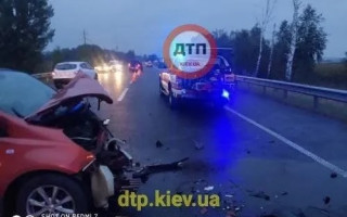 На трассе под Киевом женщина устроила лобовое столкновение