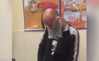 В херсонском супермаркете покупатель надел пакет вместо маски: его высмеяли в сети, видео