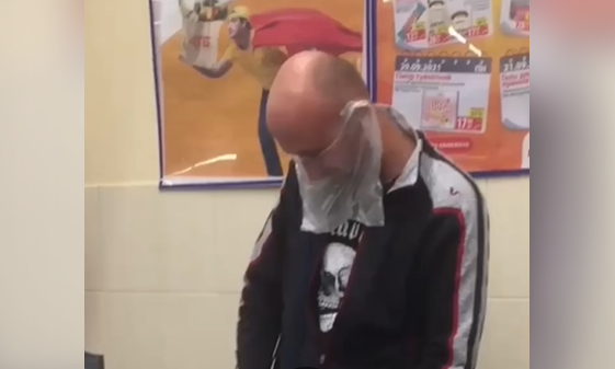 В херсонском супермаркете покупатель надел пакет вместо маски: его высмеяли в сети, видео