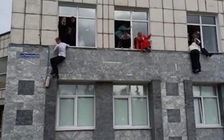 В Пермском университете открыли стрельбу: студенты выпрыгивают из окон