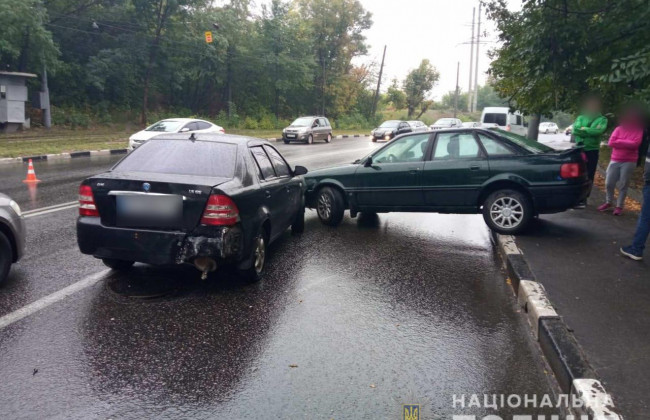 В Харькове на мокрой дороге столкнулись 5 автомобилей