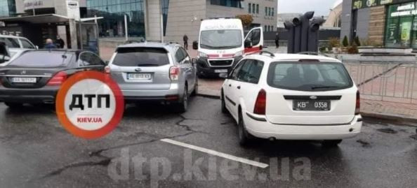 В Киеве две легковушки заблокировали выезд автомобилю скорой