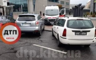 В Киеве две легковушки заблокировали выезд автомобилю скорой