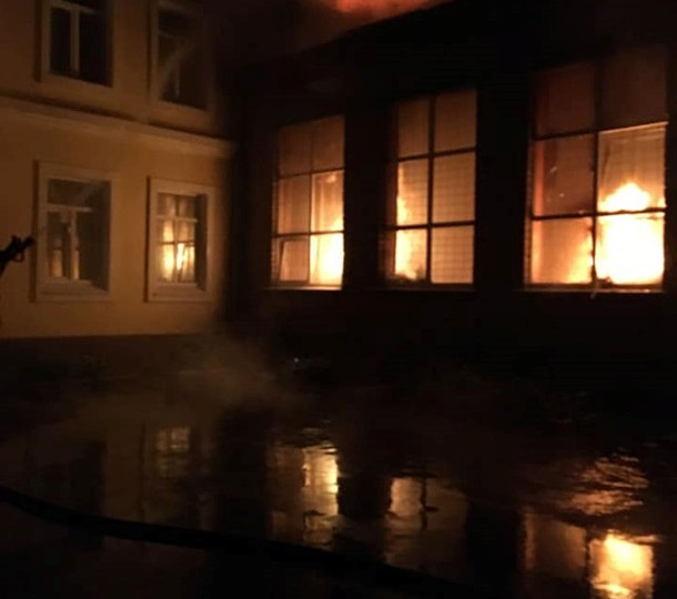 В школе под Харьковом вспыхнул мощный пожар