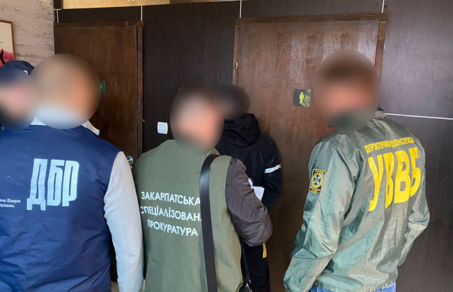 Хабар за переправлення тютюну та нелегалів через кордон: викрито прикордонника на Закарпатті