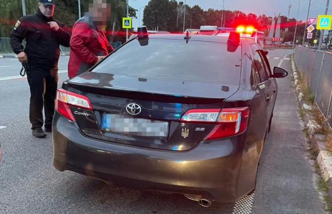 Під Києвом затримали авто, на якому, ймовірно, пересувались шахраї