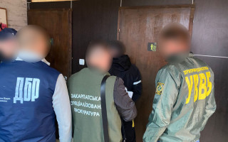 Хабар за переправлення тютюну та нелегалів через кордон: викрито прикордонника на Закарпатті