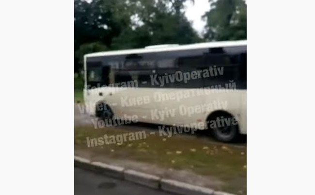 В Киеве водитель автобуса решил по-хитрому объехать пробку, видео