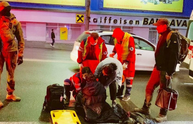 В Киеве мотоциклист сбил женщину: у нее открытый перелом ноги