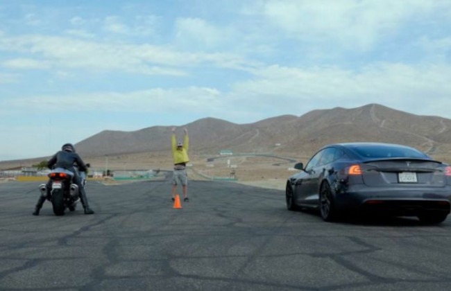 Самая мощная Tesla противостояла двум мощным мотоциклам, видео