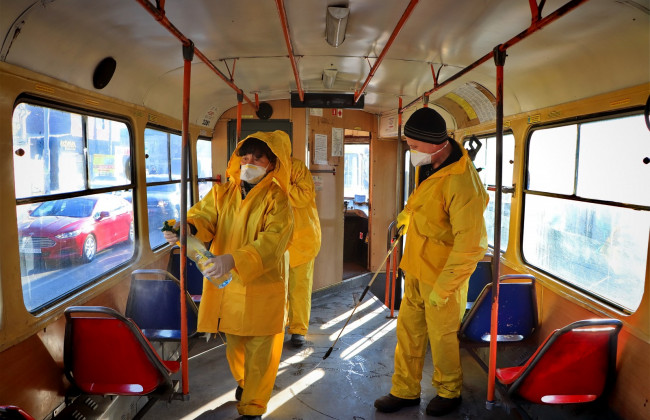 Врач рассказал, как долго коронавирус держится в воздухе помещения