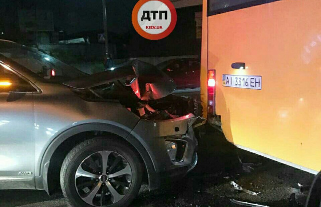 Проскочить не удалось: под Киевом легковушка «вписалась» в маршрутку с пассажирами