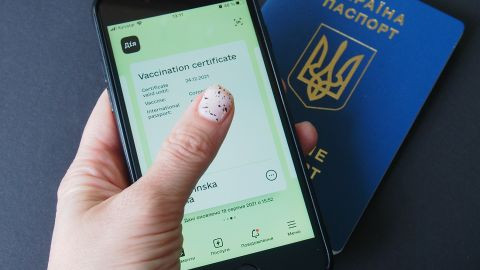 Кабмин предлагает ввести уголовную ответственность за фальшивые документы о вакцинации