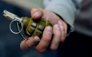 Выдернул чеку и бросил на пол: в Днепре мужчина пришел в банк с пластмассовой гранатой