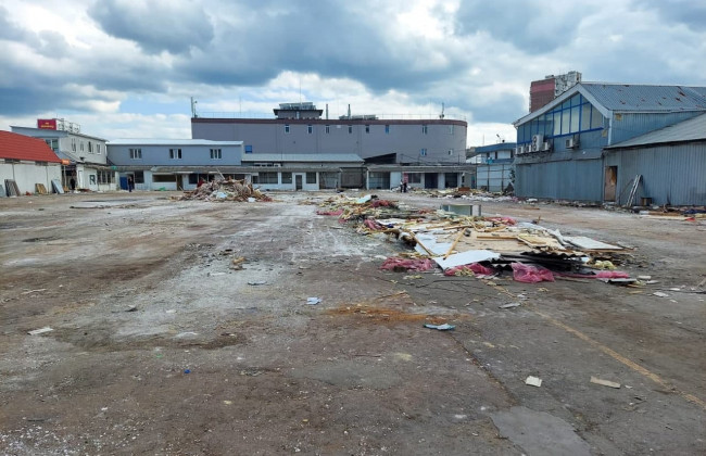 В Киеве на Лесном массиве полностью «зачистили» рынок «Юность»: фото