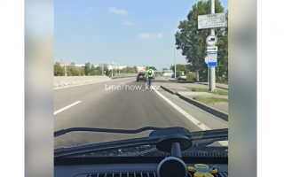 Гнал не хуже авто: в Киеве мужчина ехал на самокате со скоростью около 90 км/ч