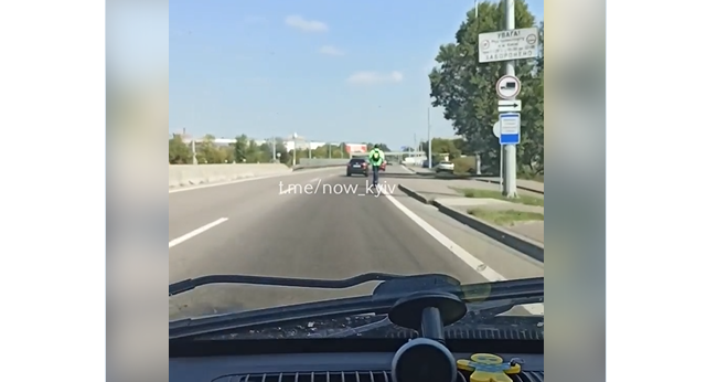 Гнал не хуже авто: в Киеве мужчина ехал на самокате со скоростью около 90 км/ч