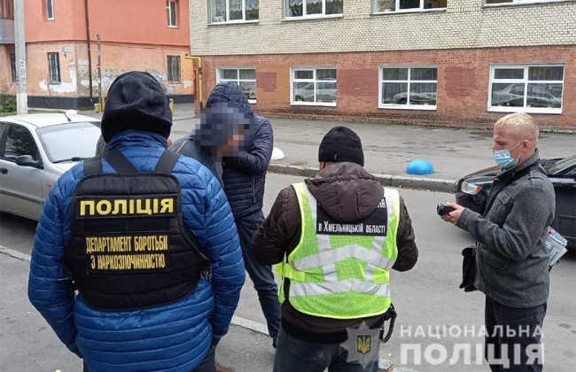 На Хмельниччині викладач продавав наркотики