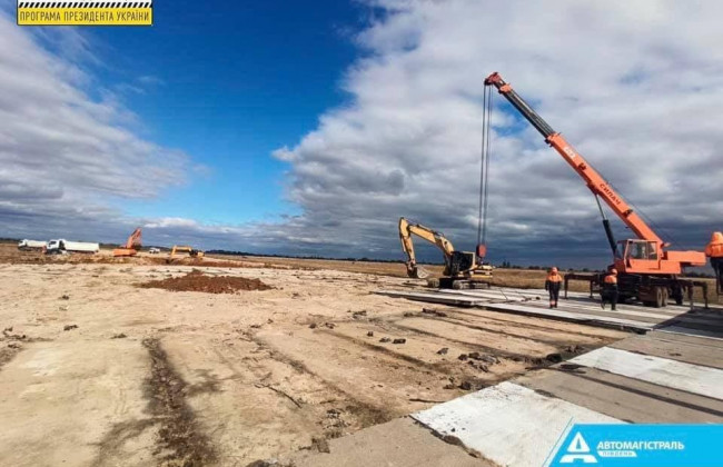 У херсонському аеропорту стартувало будівництво злітно-посадкової смуги