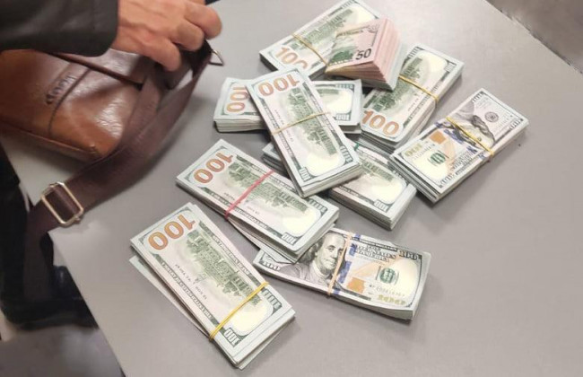 Пограбував товаришів і втік: в Одесі затримано чоловіка зі $105 тисячами