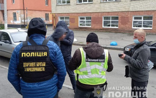 На Хмельниччині викладач продавав наркотики