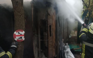 В Киеве вспыхнул пожар на территории Гидропарка: есть жертва