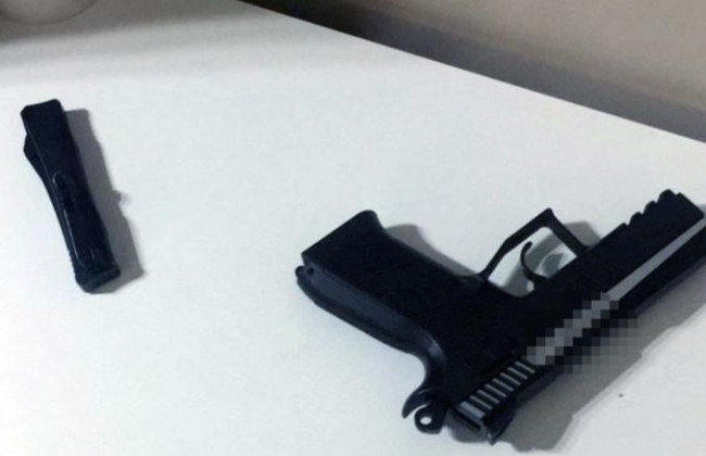 В метро Киева мужчина угрожал пассажирам пистолетом и напал на женщину