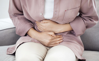 Врач назвал два характерных симптома штамма «Дельта»