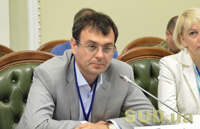 Даниил Гетманцев рассказал, будет ли класть свои наличные деньги в банк